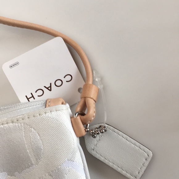 NWT Coach white fabric wristlet - Picture 3 of 3